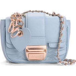 Blugirl Listonoszka. Plecaki damskie Blugirl By Blumarine, w paski, ze skóry, z breloczkiem. Za 249,00 zł.