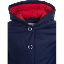 Mothercare MARINER LINED LARGE SPOT BOARDER Kurtka przeciwdeszczowa navy. Niebieskie kurtki chłopięce przeciwdeszczowe marki mothercare, z materiału. Za 149,00 zł.
