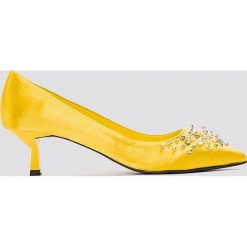 NA-KD Shoes Satynowe czółenka z koralikami - Yellow. Żółte czółenka damskie NA-KD Shoes, bez wzorów, z satyny, na niskim obcasie. W wyprzedaży za 48,58 zł.