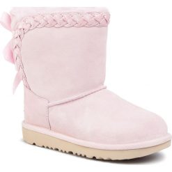Buty UGG - Kids' Classic Short II Braided 1103617K Slpn. Różowe śniegowce dziewczęce Ugg, bez zapięcia. W wyprzedaży za 429,00 zł.