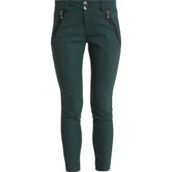 Mos Mosh MILTON PANTS Spodnie materiałowe green. Zielone spodnie damskie marki Mos Mosh, bez wzorów, z elastanu. Za 699,00 zł.