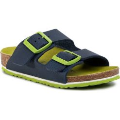 Klapki BIRKENSTOCK - Arizona Kids 1015648 M Desert Soil Vibrant Blue. Niebieskie sandały chłopięce Birkenstock, ze skóry ekologicznej, bez zapięcia. Za 189,00 zł.