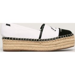 Karl Lagerfeld - Espadryle. Czarne espadryle damskie KARL LAGERFELD, bez wzorów, ze skóry, bez obcasa, na obcasie. W wyprzedaży za 599,90 zł.