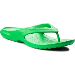 Japonki CROCS - Classic Flip 202635 Grass Green. Zielone klapki damskie Crocs, bez wzorów, z tworzywa sztucznego, bez obcasa. Za 89,00 zł.