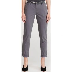 Spodnie chino z paskiem - Szary. Szare spodnie damskie Reserved, bez wzorów. Za 89,99 zł.