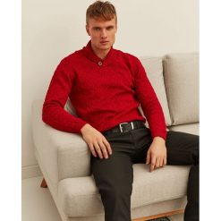Sweter z szalowym kołnierzem. Czerwone swetry męskie Top Secret, na zimę, xxl, bez wzorów, z jeansu, bez kołnierzyka, bez kaptura. W wyprzedaży za 49,99 zł.