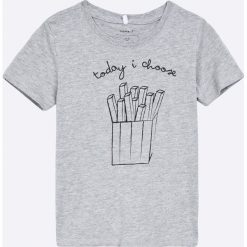 Name it - T-shirt dziecięcy 92-128 cm. Szare t-shirty chłopięce marki Name it, z nadrukiem, z bawełny, z okrągłym kołnierzem. W wyprzedaży za 29,90 zł.