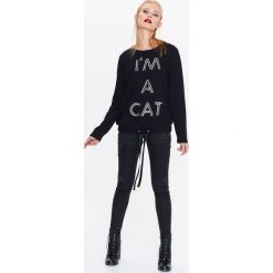 BLUZA NIEROZPINANA DAMSKA, Z BŁYSZCZĄCYM NAPISEM. Czarne bluzy sportowe damskie marki Top Secret, na lato, z nadrukiem, z dzianiny. W wyprzedaży za 49,99 zł.
