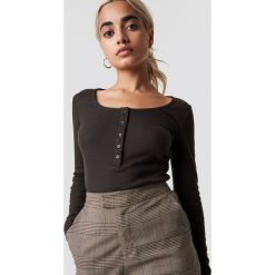 NA-KD Top w prążki Henley - Brown. Brązowe topy damskie NA-KD, bez wzorów, z okrągłym kołnierzem. Za 100,95 zł.
