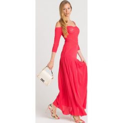 SUKIENKA ELISABETTA FRANCHI. Czerwone sukienki damskie Elisabetta Franchi, na imprezę, bez wzorów, z dzianiny, z włoskim kołnierzykiem, bez rękawów, maxi, dopasowane. Za 1714,30 zł.