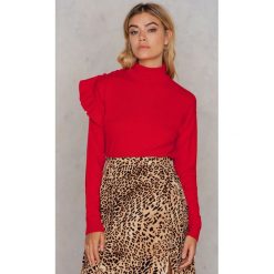NA-KD Sweter z golfem i falbaną - Red. Czerwone golfy damskie marki NA-KD, z elastanu. W wyprzedaży za 73,48 zł.