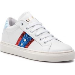 Sneakersy TOGOSHI - TG-06-02-000033 641. Białe półbuty damskie Togoshi, bez wzorów, ze skóry, bez obcasa, na płaskiej podeszwie, bez zapięcia. W wyprzedaży za 289,00 zł.