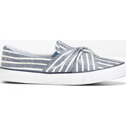 Buty wsuwane bonprix niebieski dżins - biały w paski. Niebieskie baleriny damskie marki bonprix, w paski, bez obcasa. Za 74,99 zł.