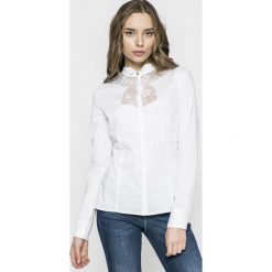 Guess Jeans - Koszula Hope. Białe bluzki damskie marki Guess Jeans, s, z aplikacjami, z elastanu, casualowe, ze stójką, z długim rękawem. W wyprzedaży za 229,90 zł.