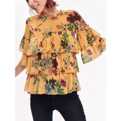 Bluzka z kwiatowym nadrukiem. Żółte bluzki damskie Top Secret, z nadrukiem, z tkaniny, z falbankami, bez rękawów. W wyprzedaży za 49,99 zł.