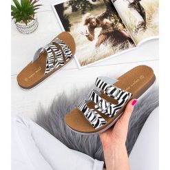Klapki damskie Super Mode 1655 Zebra. Klapki damskie Super Mode, bez wzorów, z tworzywa sztucznego, bez obcasa, na płaskiej podeszwie. Za 59,00 zł.