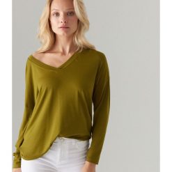 Bluzka basic z wiskozy - Khaki. Bluzki damskie Mohito. Za 49,99 zł.