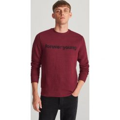 Strukturalna bluza z napisem - Bordowy. Czerwone bluzy męskie Reserved, s, z napisami, bez kołnierzyka, bez rękawów, bez kaptura. W wyprzedaży za 69,99 zł.