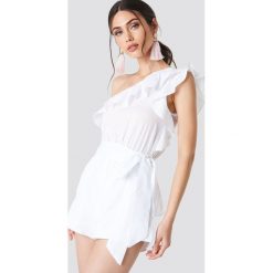 Schanna x NA-KD Kombinezon na jedno ramię - White. Białe kombinezony damskie Schanna x NA-KD, w paski, z falbankami, bez rękawów. Za 121,95 zł.