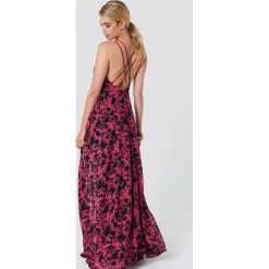 Trendyol Sukienka maxi z nadrukiem w kwiaty - Red,Multicolor. Czerwone długie sukienki marki Trendyol, w kwiaty, z poliesteru, z kopertowym dekoltem, kopertowe. Za 181,95 zł.