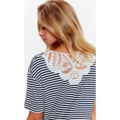 T-SHIRT DAMSKI Z APLIKACJĄ KORONKOWĄ NA PLECACH. Białe bluzki damskie koronkowe marki Top Secret, eleganckie, z dekoltem na plecach. W wyprzedaży za 34,99 zł.
