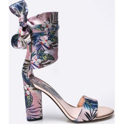 Guess Jeans - Sandały. Szare sandały damskie na słupku Guess Jeans, z jeansu. W wyprzedaży za 359,90 zł.