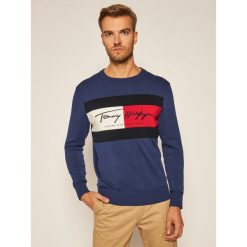 Sweter TOMMY HILFIGER Autograph Flag MW0MW14424. Niebieskie swetry męskie TOMMY HILFIGER, m, bez wzorów, klasyczne, z klasycznym kołnierzykiem, bez kaptura. Za 599,00 zł.