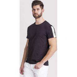 T-SHIRT Versace Jeans. Czarne t-shirty męskie Versace Jeans, s, z nadrukiem, z bawełny, z okrągłym kołnierzem. Za 179,40 zł.