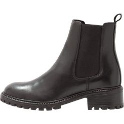 KIOMI Botki black. Czarne botki damskie marki KIOMI, ze skóry, klasyczne, bez obcasa, bez zapięcia. Za 419,00 zł.