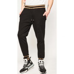 Spodnie dresowe Cavalli Class A2JVB111. Czarne jeansy męskie Cavalli Class, m, bez wzorów. W wyprzedaży za 479,00 zł.