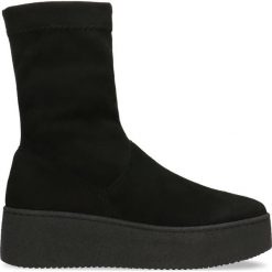 Botki ARISA. Czarne botki damskie Gino Rossi, ze skóry, bez obcasa, bez zapięcia. Za 299,90 zł.