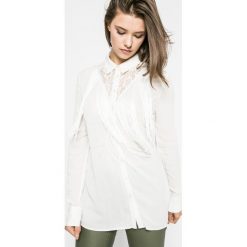 Guess Jeans - Koszula. Białe koszule body damskie marki Guess Jeans, s, z aplikacjami, z wiskozy, eleganckie, z klasycznym kołnierzykiem. W wyprzedaży za 159,90 zł.