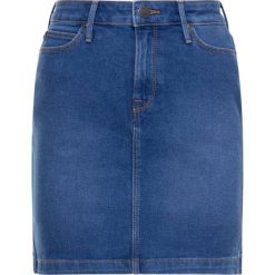 Spódnica jeansowa Lee L38JLTGX. Niebieskie spódniczki damskie Lee, l, bez wzorów, z elastanu. W wyprzedaży za 169,00 zł.