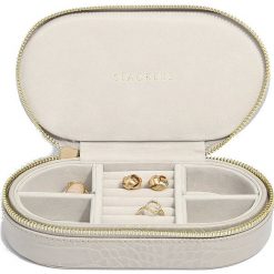 Pudełko na biżuterię podróżne Travel owalne Croc putty. Etui damskie Stackers, ze skóry. Za 175,00 zł.