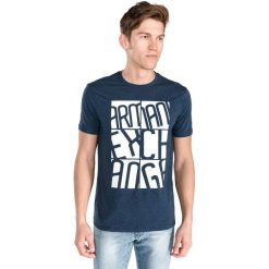 Armani Exchange Koszulka Niebieski. Niebieskie podkoszulki męskie Armani Exchange, l, z haftami, z elastanu, bez kołnierzyka, z krótkim rękawem, krótkie. Za 257,95 zł.