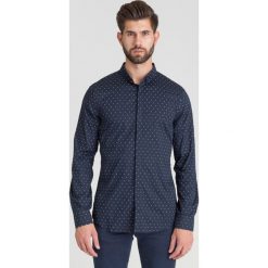 GRANATOWA KOSZULA ARMANI EXCHANGE. Niebieskie koszule męskie Armani Exchange, s, bez wzorów, button down, bez rękawów. Za 184,50 zł.
