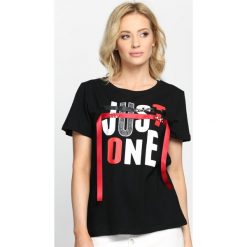 Czarny T-shirt Just One. Czarne bluzki damskie marki Born2be, s, z nadrukiem, z okrągłym kołnierzem. Za 39,99 zł.
