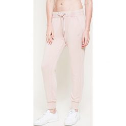 Reebok Classic - Spodnie. Różowe spodnie damskie Reebok Classic, s, bez wzorów, z bawełny. W wyprzedaży za 159,90 zł.