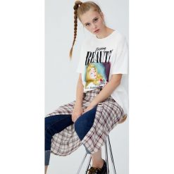 Koszulka ze Śpiącą Królewną. Szare t-shirty damskie marki Pull&Bear. Za 59,90 zł.
