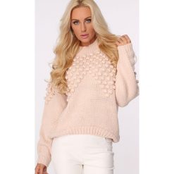 Golfy damskie: Sweter z golfem i pomponami pudrowy róż MISC217