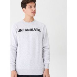 Bluza z napisem - Jasny szary. Szare bluzy damskie House, s, z napisami. W wyprzedaży za 49,99 zł.