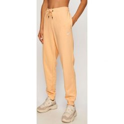 Nike Sportswear - Spodnie. Pomarańczowe spodnie damskie Nike Sportswear, s, bez wzorów, z bawełny. Za 169,90 zł.