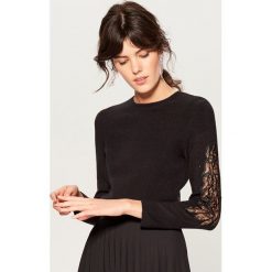 Sweter z aplikacją na rękawach - Czarny. Czarne swetry klasyczne damskie marki Mohito, l. Za 119,99 zł.