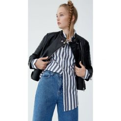 Kurtka typu biker ze sztucznej skóry. Czarne kurtki damskie Pull&Bear, bez wzorów, ze skóry, bez kaptura. Za 109,00 zł.