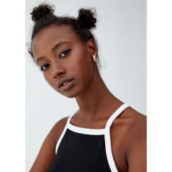 Krótki top z lampasami. Czarne bluzki z odkrytymi ramionami marki Pull&Bear. Za 29,90 zł.