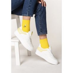 Biało-Żółte Sneakersy Christy. Białe sneakersy damskie Born2be. Za 89,99 zł.