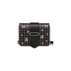 Listonoszka w kratę, kolor czarny. Czarne listonoszki damskie marki Nucelle, w kratkę, ze skóry ekologicznej, eleganckie, na ramię, bez dodatków. Za 219,00 zł.
