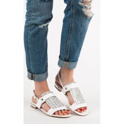 BIAŁE SANDAŁY DAMSKIE - biały. Białe sandały damskie KYLIE, bez wzorów, bez obcasa, bez zapięcia. Za 29,90 zł.