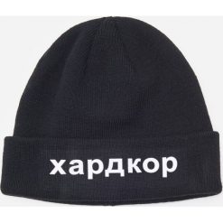 Czapka z napisem - Czarny. Czarne czapki damskie House, z napisami. W wyprzedaży za 15,99 zł.