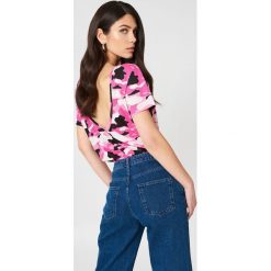 NA-KD T-shirt moro z dekoltem na plecach - Pink. Różowe t-shirty damskie NA-KD, moro, z bawełny, z dekoltem na plecach. W wyprzedaży za 24,29 zł.
